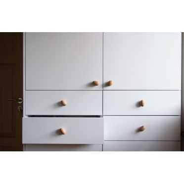 Uchwyty STONE na białej szafie - DOT Manufacture